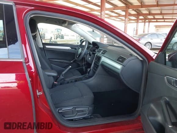 ✅ 2016 Volkswagen Passat S • VIN: 1VWAT7A3XGC012384 • Lot: 43722868. Wystawiony na IAAI z przebiegiem 125 870 mil. Bezpłatny archiwum sprzedaży aukcyjnych z USA i szczegółowy raport historii pojazdu na DreamBid. Zdjęcie 5.