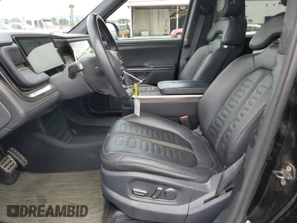 ✅ 2022 Rivian R1T Launch Edition • VIN: 7FCTGAAL4NN003172 • Lot: 48696325. Wystawiony na Copart z przebiegiem 38 663 mil. Bezpłatny archiwum sprzedaży aukcyjnych z USA i szczegółowy raport historii pojazdu na DreamBid. Zdjęcie 7.