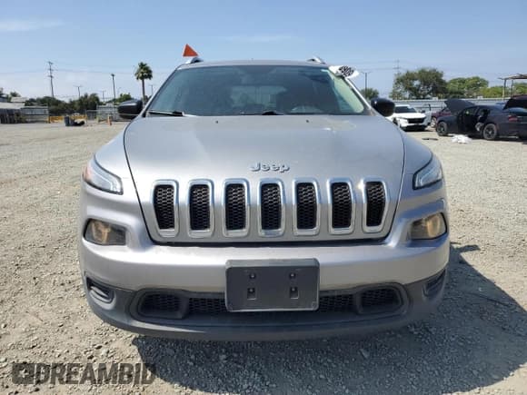 ✅ 2015 Jeep Cherokee Sport • VIN: 1C4PJLAB7FW700052 • Lot: 60687745. Wystawiony na Copart z przebiegiem 86 559 mil. Bezpłatny archiwum sprzedaży aukcyjnych z USA i szczegółowy raport historii pojazdu na DreamBid. Zdjęcie 5.