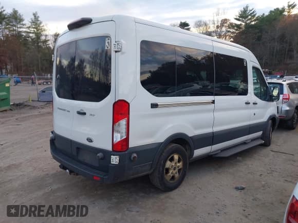 ✅ 2018 Ford Transit Passenger XL • VIN: 1FBAX2CM3JKA79877 • Lot: 43676273. Wystawiony na IAAI z przebiegiem 96 733 mil. Bezpłatny archiwum sprzedaży aukcyjnych z USA i szczegółowy raport historii pojazdu na DreamBid. Zdjęcie 4.