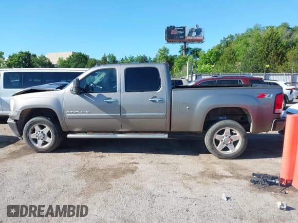 ✅ 2013 GMC Sierra 2500HD Denali • VIN: 1GT125EG5DF180354 • Lot: 42370349. Wystawiony na IAAI z przebiegiem 131 211 mil. Bezpłatny archiwum sprzedaży aukcyjnych z USA i szczegółowy raport historii pojazdu na DreamBid. Zdjęcie 14.