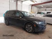 ✅ 2024 Volkswagen Tiguan S • VIN: 3VVFB7AX5RM125709 • Lot: 42951498. Wystawiony na IAAI z przebiegiem 11 208 mil. Bezpłatny archiwum sprzedaży aukcyjnych z USA i szczegółowy raport historii pojazdu na DreamBid. Zdjęcie 1.