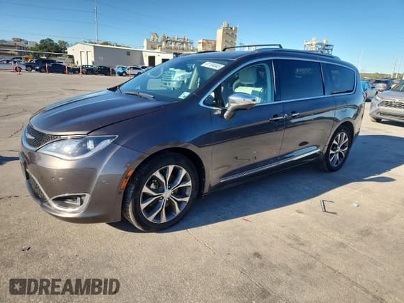 ✅ 2017 Chrysler Pacifica Limited • VIN: 2C4RC1GGXHR668736 • Lot: 91104045. Wystawiony na Copart z przebiegiem 114 865 mil. Bezpłatny archiwum sprzedaży aukcyjnych z USA i szczegółowy raport historii pojazdu na DreamBid. Zdjęcie 1.