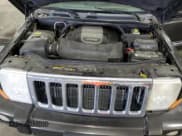 ✅ 2006 Jeep Commander Limited • VIN: 1J8HG58296C143451 • Lot: 81015025. Wystawiony na Copart z przebiegiem 167 932 mil. Bezpłatny archiwum sprzedaży aukcyjnych z USA i szczegółowy raport historii pojazdu na DreamBid. Zdjęcie 12.