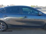 ✅ 2022 Kia Forte LXS • VIN: 3KPF24AD1NE485275 • Lot: 43486247. Wystawiony na IAAI z przebiegiem 37 690 mil. Bezpłatny archiwum sprzedaży aukcyjnych z USA i szczegółowy raport historii pojazdu na DreamBid. Zdjęcie 13.