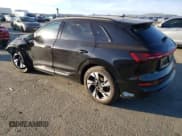 ✅ 2021 Audi e-tron Premium • VIN: WA1AAAGE8MB037438 • Lot: 38780393. Wystawiony na Copart z przebiegiem 24 123 mil. Bezpłatny archiwum sprzedaży aukcyjnych z USA i szczegółowy raport historii pojazdu na DreamBid. Zdjęcie 2.