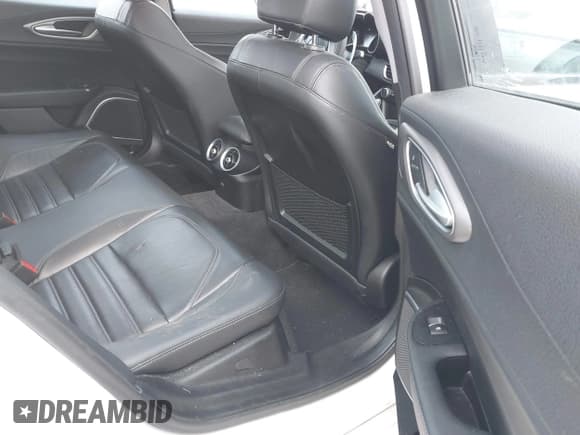 ✅ 2018 Alfa Romeo Giulia Ti Sport • VIN: ZARFAEEN4J7575502 • Лот: 41506566. Опубликован ранее на IAAI с пробегом 85 786 миль. Бесплатный доступ к архиву аукционных продаж из США и подробный отчёт об истории автомобиля на DreamBid. Изображение 8.