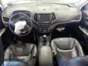 ✅ 2020 Jeep Cherokee Limited • VIN: 1C4PJMDX1LD572217 • Lot: 84725735. Wystawiony na Copart z przebiegiem 70 887 mil. Bezpłatny archiwum sprzedaży aukcyjnych z USA i szczegółowy raport historii pojazdu na DreamBid. Zdjęcie 8.