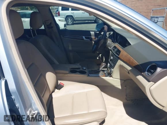 ✅ 2013 Mercedes-Benz C 250 Sport • VIN: WDDGF4HB7DA767103 • Lot: 42780634. Wystawiony na IAAI z przebiegiem 178 380 mil. Bezpłatny archiwum sprzedaży aukcyjnych z USA i szczegółowy raport historii pojazdu na DreamBid. Zdjęcie 5.