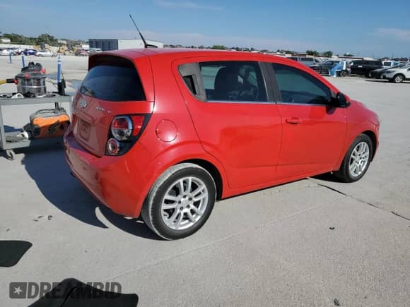 2013 Chevrolet Sonic LT z VIN 1G1JC6SH5D4155815, wystawiony jako Copart lot #69386984 z przebiegiem Nie podano mil oraz Szkoda całkowita • Salvage title. Historia ofert i sprzedaży dostępna na DreamBid. Obrazek 3.