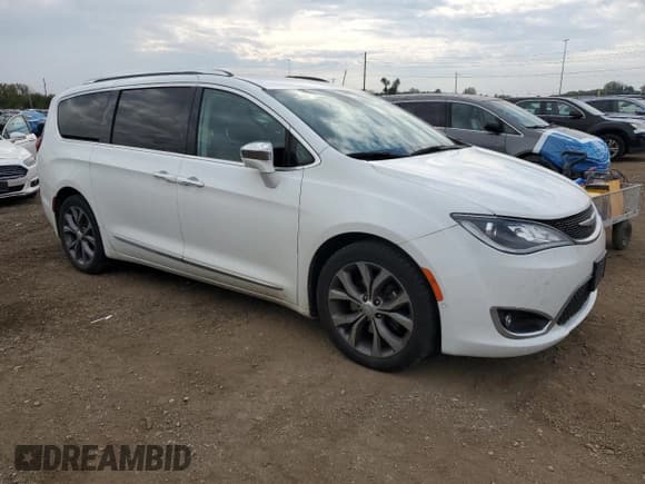 ✅ 2018 Chrysler Pacifica Limited • VIN: 2C4RC1GGXJR226366 • Lot: 82449135. Listed on Copart with 109,534 mi. Free auction sales archive from the USA and detailed vehicle history report at DreamBid. Image 4.