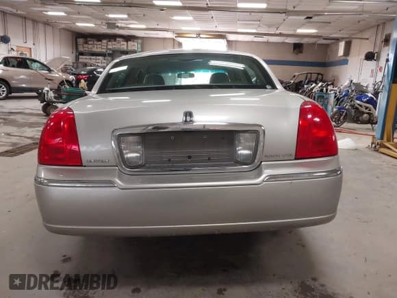 ✅ 2007 Lincoln Town Car Signature • VIN: 1LNHM81V47Y620308 • Лот: 43085815. Опубликован ранее на IAAI с пробегом 117 298 миль. Бесплатный доступ к архиву аукционных продаж из США и подробный отчёт об истории автомобиля на DreamBid. Изображение 16.