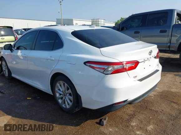 2020 Toyota Camry LE z VIN 4T1C11AK8LU385624, wystawiony jako IAAI lot #43124705 z przebiegiem 41 426 mil mil oraz . Historia ofert i sprzedaży dostępna na DreamBid. Obrazek 3.