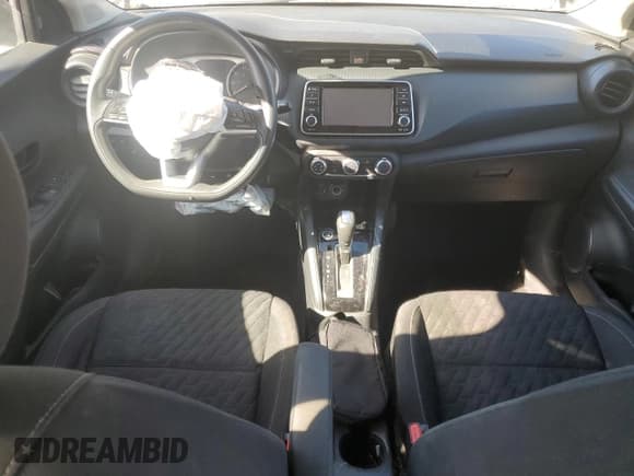 ✅ 2021 Nissan Kicks S • VIN: 3N1CP5BV0ML470247 • Lot: 82189935. Wystawiony na Copart z przebiegiem 86 778 mil. Bezpłatny archiwum sprzedaży aukcyjnych z USA i szczegółowy raport historii pojazdu na DreamBid. Zdjęcie 8.