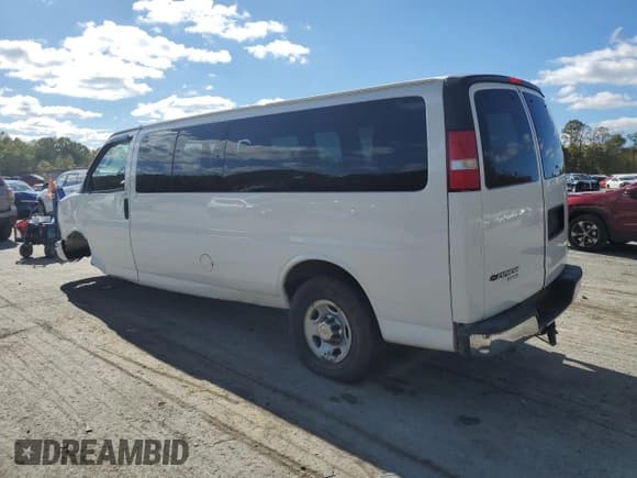 ✅ 2016 Chevrolet Express Passenger LT • VIN: 1GAZGPFG7G1201990 • Lot: 86218175. Wystawiony na Copart z przebiegiem 177 601 mil. Bezpłatny archiwum sprzedaży aukcyjnych z USA i szczegółowy raport historii pojazdu na DreamBid. Zdjęcie 2.