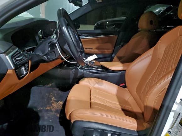 ✅ 2023 BMW 5 Series 530e • VIN: WBA13AG05PCL84810 • Lot: 89890295. Wystawiony na Copart z przebiegiem 80 915 mil. Bezpłatny archiwum sprzedaży aukcyjnych z USA i szczegółowy raport historii pojazdu na DreamBid. Zdjęcie 7.