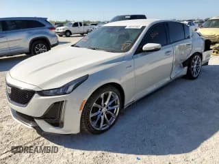 ✅ 2022 Cadillac CT5-V • VIN: 1G6DR5RW9N0124905 • Lot: 70610162. Wystawiony na Copart z przebiegiem 3 233 mil. Bezpłatny archiwum sprzedaży aukcyjnych z USA i szczegółowy raport historii pojazdu na DreamBid. Zdjęcie 1.