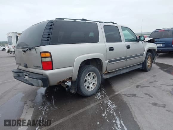✅ 2005 Chevrolet Suburban Z71 • VIN: 3GNFK16Z85G175820 • Lot: 43075693. Wystawiony na IAAI z przebiegiem 264 040 mil. Bezpłatny archiwum sprzedaży aukcyjnych z USA i szczegółowy raport historii pojazdu na DreamBid. Zdjęcie 4.