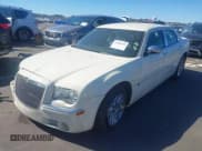 ✅ 2005 Chrysler 300 C • VIN: 2C3JA63H25H576637 • Lot: 43500412. Wystawiony na IAAI z przebiegiem 62 906 mil. Bezpłatny archiwum sprzedaży aukcyjnych z USA i szczegółowy raport historii pojazdu na DreamBid. Zdjęcie 2.