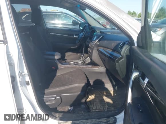 ✅ 2015 Kia Sorento LX • VIN: 5XYKTDA71FG553410 • Lot: 42914041. Listed on IAAI with 156,192 mi. Free auction sales archive from the USA and detailed vehicle history report at DreamBid. Image 5.