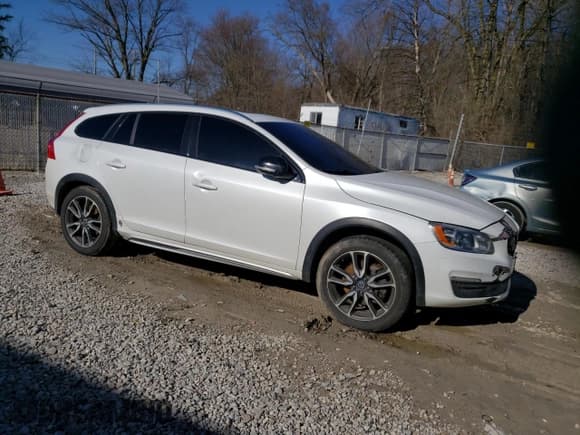 ✅ 2017 Volvo V60 • VIN: YV440MWKXH1041028 • Lot: 46585904. Listed on Copart with 96,371 mi. Free auction sales archive from the USA and detailed vehicle history report at DreamBid. Image 4.