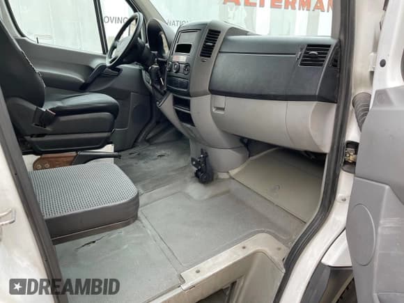 ✅ 2011 Mercedes-Benz Sprinter Cargo • VIN: WD3PE8CB5B5604980 • Lot: 87464074. Wystawiony na Copart z przebiegiem 412 111 mil. Bezpłatny archiwum sprzedaży aukcyjnych z USA i szczegółowy raport historii pojazdu na DreamBid. Zdjęcie 5.