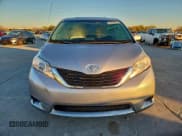 ✅ 2013 Toyota Sienna LE • VIN: 5TDKK3DCXDS281607 • Лот: 96292585. Опубликован ранее на Copart с пробегом 98 613 миль. Бесплатный доступ к архиву аукционных продаж из США и подробный отчёт об истории автомобиля на DreamBid. Изображение 5.