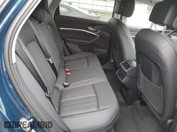 ✅ 2022 Audi e-tron Premium Plus • VIN: WA1LAAGE5NB032014 • Lot: 36308553. Wystawiony na Copart z przebiegiem 11 624 mil. Bezpłatny archiwum sprzedaży aukcyjnych z USA i szczegółowy raport historii pojazdu na DreamBid. Zdjęcie 10.