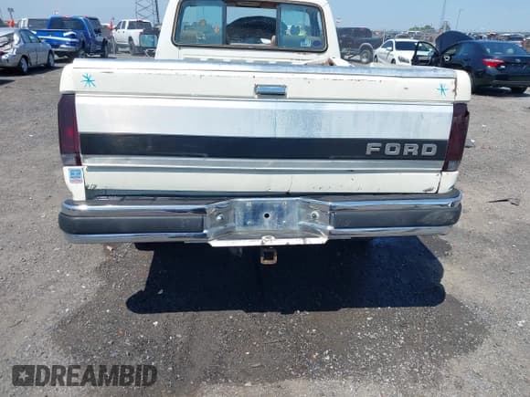 ✅ 1987 Ford F-250 • VIN: 1FTHF2518HKA08300 • Lot: 41984273. Wystawiony na IAAI z przebiegiem 37 267 mil. Bezpłatny archiwum sprzedaży aukcyjnych z USA i szczegółowy raport historii pojazdu na DreamBid. Zdjęcie 15.