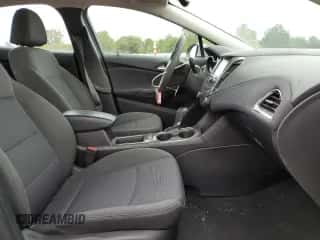 ✅ 2018 Chevrolet Cruze LT • VIN: 1G1BE5SM2J7137126 • Lot: 60965272. Wystawiony na Copart z przebiegiem 69 339 mil mil. Skorzystaj z bezpłatnego archiwum sprzedaży aukcyjnych z USA i zobacz szczegółowy raport historii pojazdu na DreamBid. Zdjęcie 5.