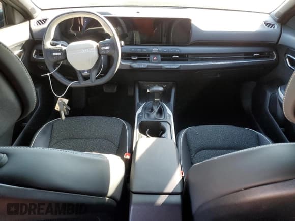 ✅ 2025 Kia K4 GT-Line • VIN: 3KPFW4DE8SE178982 • Lot: 87011865. Wystawiony na Copart z przebiegiem 3 977 mil. Bezpłatny archiwum sprzedaży aukcyjnych z USA i szczegółowy raport historii pojazdu na DreamBid. Zdjęcie 8.