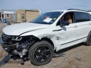 ✅ 2024 Volkswagen Tiguan SE R-Line Black • VIN: 3VVCB7AX4RM099266 • Lot: 42236374. Wystawiony na IAAI z przebiegiem 16 788 mil. Bezpłatny archiwum sprzedaży aukcyjnych z USA i szczegółowy raport historii pojazdu na DreamBid. Zdjęcie 6.