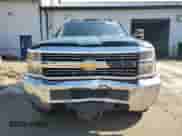 2015 Chevrolet Silverado 2500HD Work Truck z VIN 1GC1KUEG9FF652049, wystawiony jako Copart lot #55610725 z przebiegiem 109 563 mil mil oraz Szkoda całkowita • Salvage title. Historia ofert i sprzedaży dostępna na DreamBid. Obrazek 5.