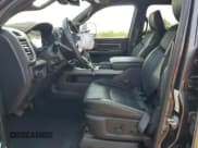 ✅ 2023 Ram 2500 Laramie • VIN: 3C6UR5FJ0PG549697 • Lot: 60614765. Wystawiony na Copart z przebiegiem 22 754 mil. Bezpłatny archiwum sprzedaży aukcyjnych z USA i szczegółowy raport historii pojazdu na DreamBid. Zdjęcie 7.