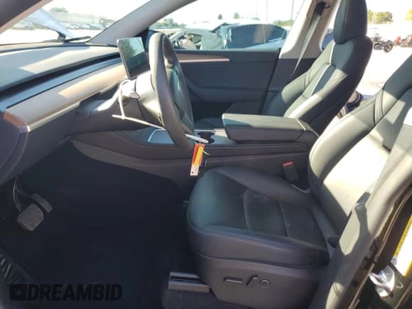 ✅ 2025 Tesla Model Y Long Range • VIN: 7SAYGDEDXSA373844 • Lot: 86172565. Wystawiony na Copart z przebiegiem 9 917 mil. Bezpłatny archiwum sprzedaży aukcyjnych z USA i szczegółowy raport historii pojazdu na DreamBid. Zdjęcie 7.