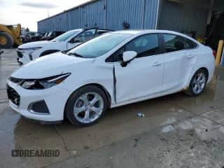 2019 Chevrolet Cruze Premier z VIN 1G1BF5SM3K7101945, wystawiony jako Copart lot #50795055 z przebiegiem 139 724 mil mil oraz Szkoda całkowita • Salvage title. Historia ofert i sprzedaży dostępna na DreamBid. Obrazek 1.