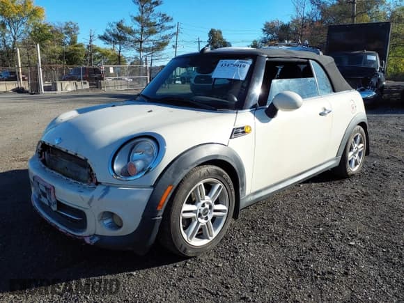 ✅ 2011 MINI Convertible • VIN: WMWZN3C56BT265067 • Лот: 43479919. Опубликован ранее на IAAI с пробегом 152 763 миль. Бесплатный доступ к архиву аукционных продаж из США и подробный отчёт об истории автомобиля на DreamBid. Изображение 2.