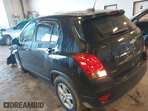 ✅ 2020 Chevrolet Trax LS • VIN: KL7CJKSB8LB088953 • Lot: 43392952. Wystawiony na IAAI z przebiegiem 90 707 mil. Bezpłatny archiwum sprzedaży aukcyjnych z USA i szczegółowy raport historii pojazdu na DreamBid. Zdjęcie 3.
