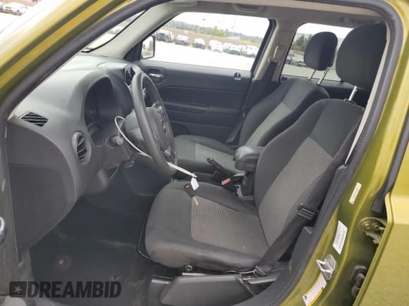 ✅ 2012 Jeep Patriot Sport • VIN: 1C4NJPBB2CD556902 • Lot: 82465705. Wystawiony na Copart z przebiegiem 138 612 mil. Bezpłatny archiwum sprzedaży aukcyjnych z USA i szczegółowy raport historii pojazdu na DreamBid. Zdjęcie 7.