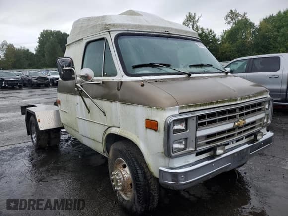✅ 1990 Chevrolet Chevy Van • VIN: 2GBEG25K5L4114885 • Lot: 84705545. Wystawiony na Copart z przebiegiem Nie podano. Bezpłatny archiwum sprzedaży aukcyjnych z USA i szczegółowy raport historii pojazdu na DreamBid. Zdjęcie 4.