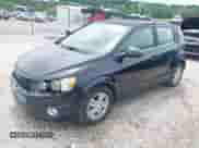 2015 Chevrolet Sonic LT z VIN 1G1JC6SB0F4157826, wystawiony jako IAAI lot #42503574 z przebiegiem 101 437 mil mil oraz . Historia ofert i sprzedaży dostępna na DreamBid. Obrazek 2.