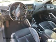 ✅ 2015 Hyundai Veloster Turbo • VIN: KMHTC6AEXFU232636 • Lot: 83091254. Wystawiony na Copart z przebiegiem 121 885 mil. Bezpłatny archiwum sprzedaży aukcyjnych z USA i szczegółowy raport historii pojazdu na DreamBid. Zdjęcie 8.