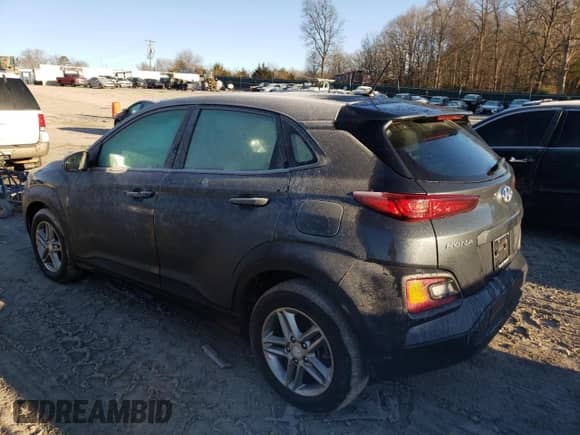 2018 Hyundai Kona SE z VIN KM8K1CAA7JU103467, wystawiony jako Copart lot #72640362 z przebiegiem 34 151 mil mil oraz . Historia ofert i sprzedaży dostępna na DreamBid. Obrazek 2.