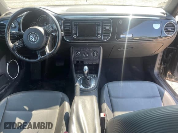 ✅ 2014 Volkswagen Beetle 2.5L • VIN: 3VW5P7AT4EM807139 • Лот: 90394075. Опубликован ранее на Copart с пробегом Не указан. Бесплатный доступ к архиву аукционных продаж из США и подробный отчёт об истории автомобиля на DreamBid. Изображение 9.