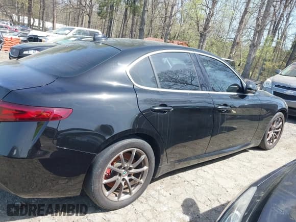 ✅ 2018 Alfa Romeo Giulia • VIN: ZARFAEBN7J7580536 • Lot: 41883289. Listed on IAAI with 87,776 mi. Free auction sales archive from the USA and detailed vehicle history report at DreamBid. Image 12.
