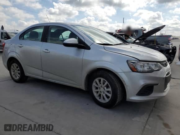 ✅ 2018 Chevrolet Sonic LT • VIN: 1G1JD5SH3J4138837 • Lot: 60277464. Wystawiony na Copart z przebiegiem 177 410 mil mil. Skorzystaj z bezpłatnego archiwum sprzedaży aukcyjnych z USA i zobacz szczegółowy raport historii pojazdu na DreamBid. Zdjęcie 4.