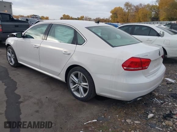 ✅ 2015 Volkswagen Passat SE • VIN: 1VWBV7A32FC084435 • Lot: 43616374. Wystawiony na IAAI z przebiegiem 126 720 mil. Bezpłatny archiwum sprzedaży aukcyjnych z USA i szczegółowy raport historii pojazdu na DreamBid. Zdjęcie 3.