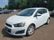 2015 Chevrolet Sonic LT z VIN 1G1JC6SB1F4148987, wystawiony jako IAAI lot #42631909 z przebiegiem 92 563 mil mil oraz . Historia ofert i sprzedaży dostępna na DreamBid. Obrazek 2.
