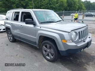 ✅ 2015 Jeep Patriot Latitude • VIN: 1C4NJRFBXFD417885 • Lot: 42758393. Wystawiony na IAAI z przebiegiem 194 987 mil. Bezpłatny archiwum sprzedaży aukcyjnych z USA i szczegółowy raport historii pojazdu na DreamBid. Zdjęcie 1.