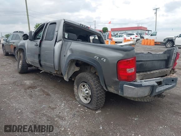 ✅ 2008 Chevrolet Silverado 2500HD 1LT • VIN: 1GCHK29698E151210 • Lot: 42301136. Wystawiony na IAAI z przebiegiem 281 091 mil. Bezpłatny archiwum sprzedaży aukcyjnych z USA i szczegółowy raport historii pojazdu na DreamBid. Zdjęcie 3.